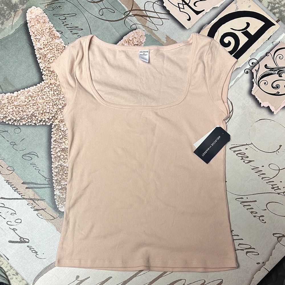 Melrose and Market Short Sleeve Scoop Neck Tee in Blush Pink